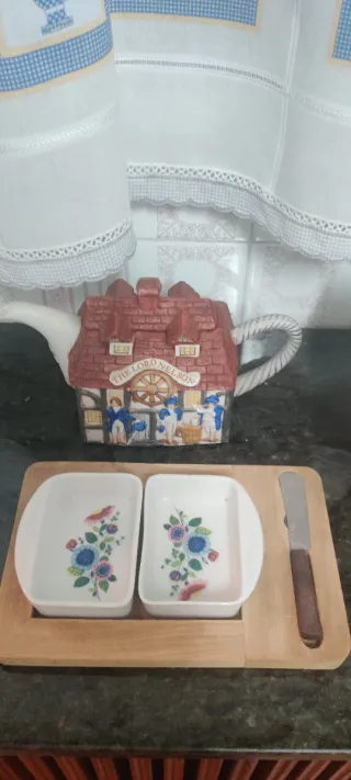 Especieros, bandejitas y reloj