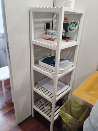 Estantería de madera blanca