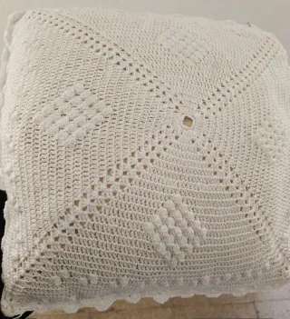 Cojín de ganchillo blanco de algodón