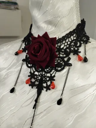 Collana Gotica elegante con Rosa Nera e Cristalli