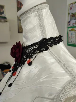 Collana Gotica elegante con Rosa Nera e Cristalli