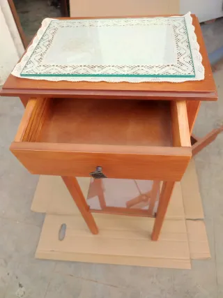 Mobile/piedistallo ausiliario in legno e vetro