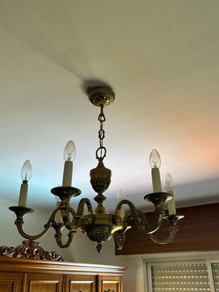 Lámpara de techo dorada estilo clásico