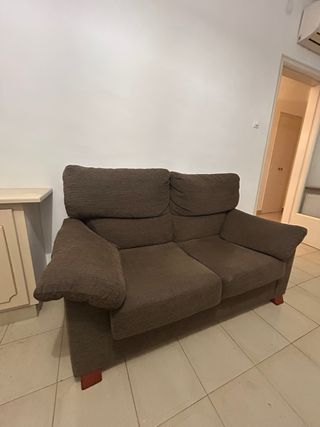 Coppia di divani in pelle beige e abbigliamento marrone