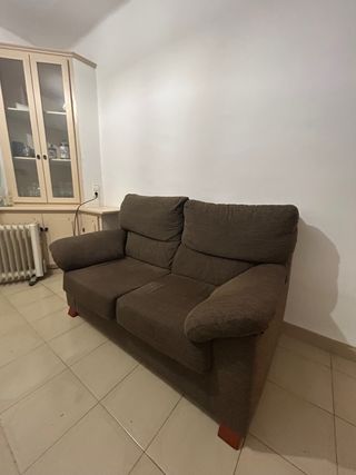 Coppia di divani in pelle beige e abbigliamento marrone