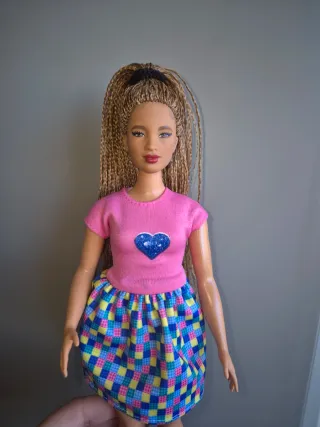 Muñeca Barbie curvy con trenzas
