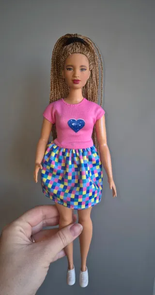 Muñeca Barbie curvy con trenzas