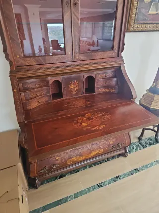 Mueble antiguo de madera y cristal
