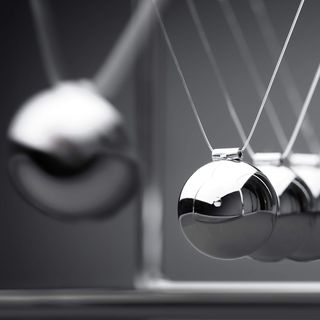 Pendolo di Newton Relaxdays, Decorazione per Scrivania, 5 sfere