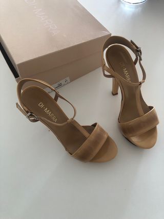 Sandalias de tacón italianas color beige. Charol