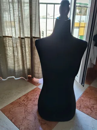 Maniquí negro para ropa