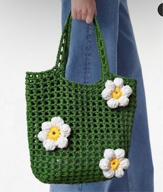 Bolso de crochet verde con flores