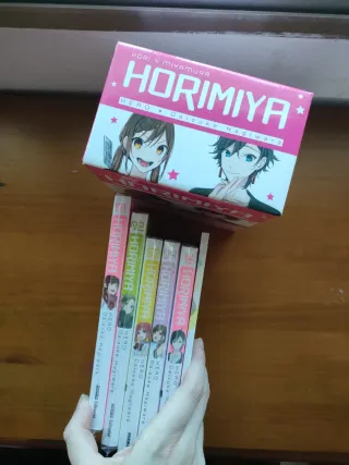 Horimiya Pack 1-4 + 16 Cofre y Contenido extra