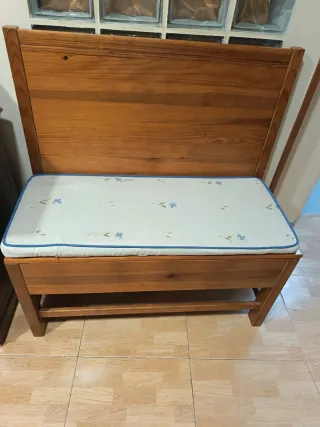 Panca in legno con cuscino e tavolo abbinati per cucina