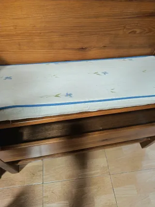 Panca in legno con cuscino e tavolo abbinati per cucina