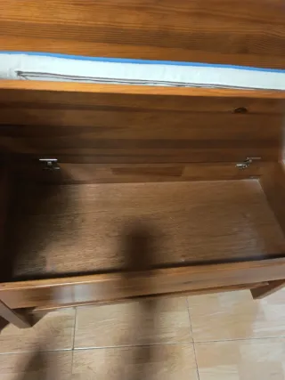 Panca in legno con cuscino e tavolo abbinati per cucina