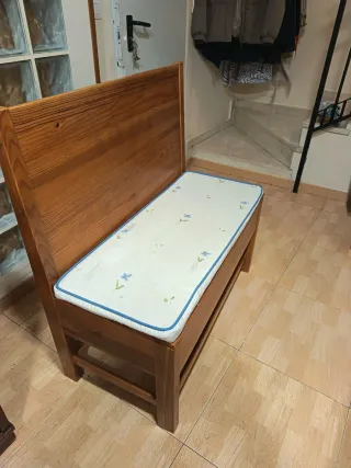 Panca in legno con cuscino e tavolo abbinati per cucina