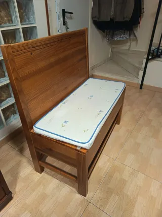 Panca in legno con cuscino e tavolo abbinati per cucina