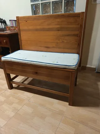 Panca in legno con cuscino e tavolo abbinati per cucina