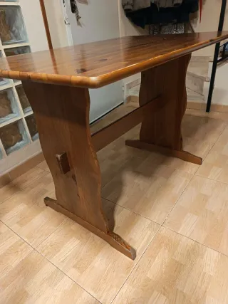 Panca in legno con cuscino e tavolo abbinati per cucina