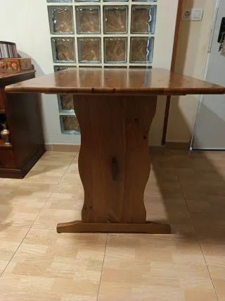 Panca in legno con cuscino e tavolo abbinati per cucina