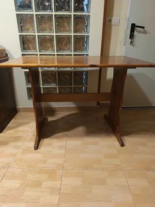 Panca in legno con cuscino e tavolo abbinati per cucina