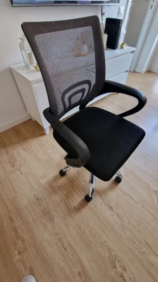 Silla de oficina ergonómica negra