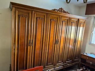 Armario de madera maciza