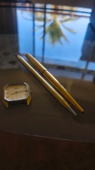 Orologio e penne vintage dorate