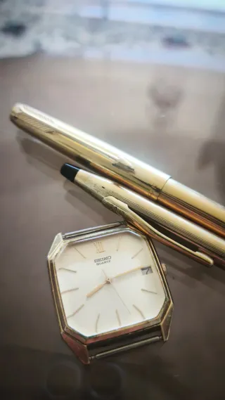 Orologio e penne vintage dorate