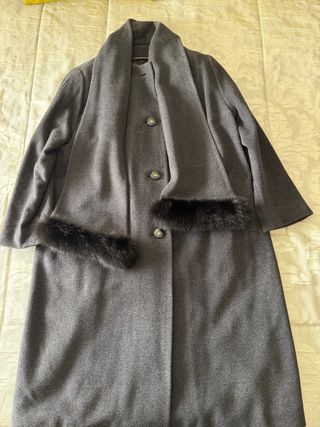Abrigo largo gris elegante con estola corteingles.