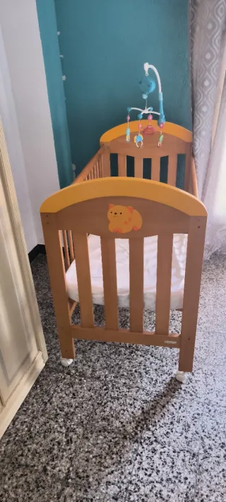 Cuna de madera usada  con  colchón nueva sin usar