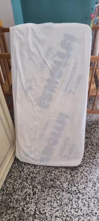 Cuna de madera usada  con  colchón nueva sin usar