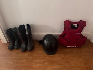 Equipamiento hípica infantil: botas, casco y peto