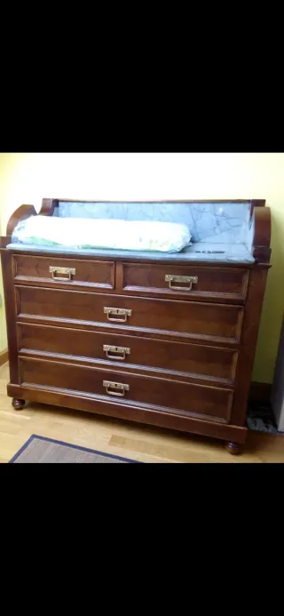 Cómoda de madera maciza con mármol.