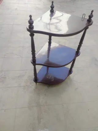 Estantería y rinconeras de madera y plástico
