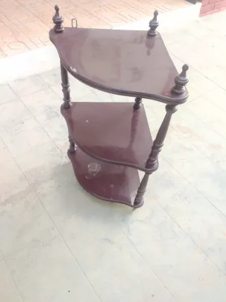 Estantería y rinconeras de madera y plástico