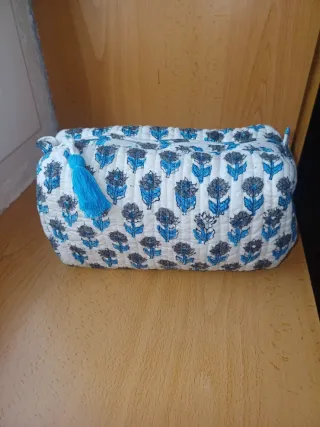 Neceser Estampado Flores Azul y Blanco