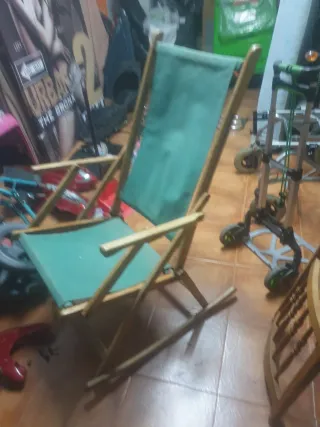 Silla de playa antigua de madera y tela