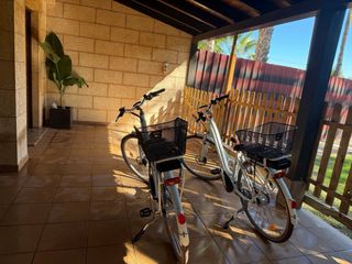 Biciclette elettriche bianche con cestino