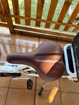 Biciclette elettriche bianche con cestino