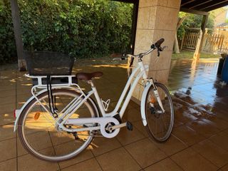 Biciclette elettriche bianche con cestino