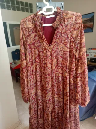 Vestido largo burdeos estampado paisley