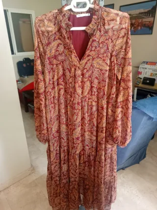 Vestido largo burdeos estampado paisley
