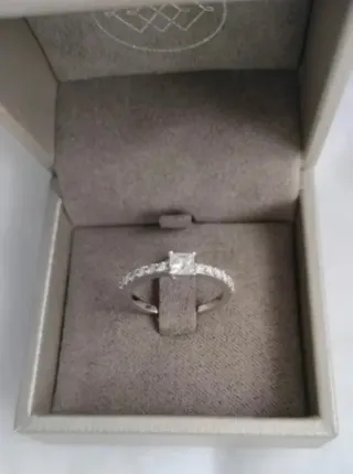 Anillo oro blanco 18k diamantes princesa HRD