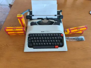 Máquina de escribir Olivetti Lettera 12