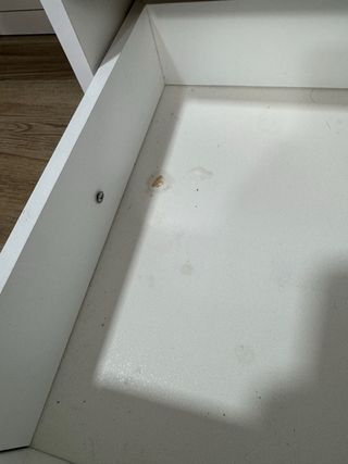 Mesa de escritorio blanca con cajones