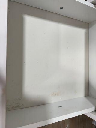 Mesa de escritorio blanca con cajones