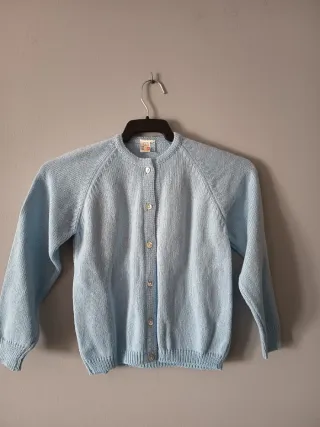 Cárdigan azul pastel básico de niña