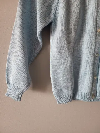 Cárdigan azul pastel básico de niña